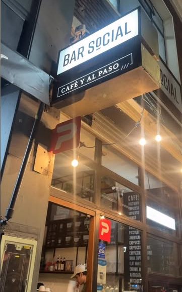 Frente de Bar Social con el cartel luminoso «Café y al paso»